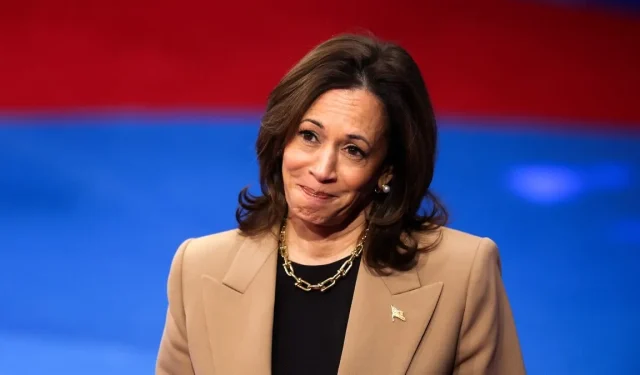 Teorias da conspiração do teleprompter conservador sobre Kamala Harris persistem, apesar de serem desmascaradas novamente