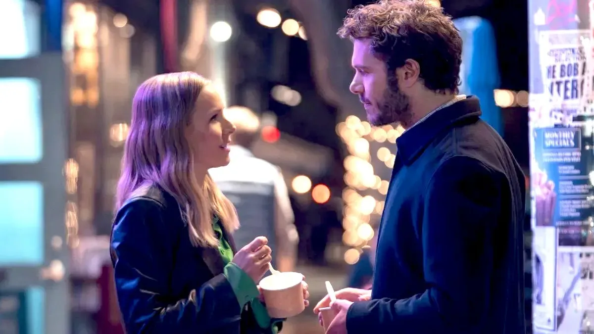 Kristen Bell als Joanne und Adam Brody als Noah essen Eis auf der Straße in „Nobody Wants This“