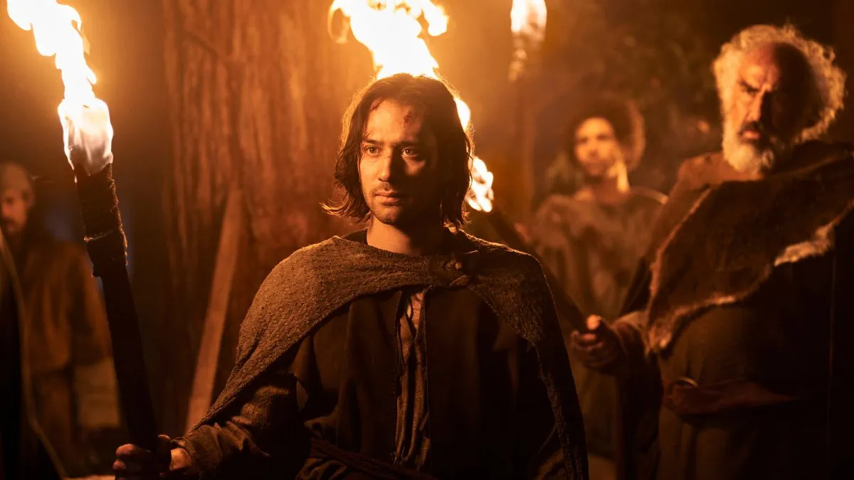 Maxim Baldry nel ruolo di Isildur in The Rings of Power