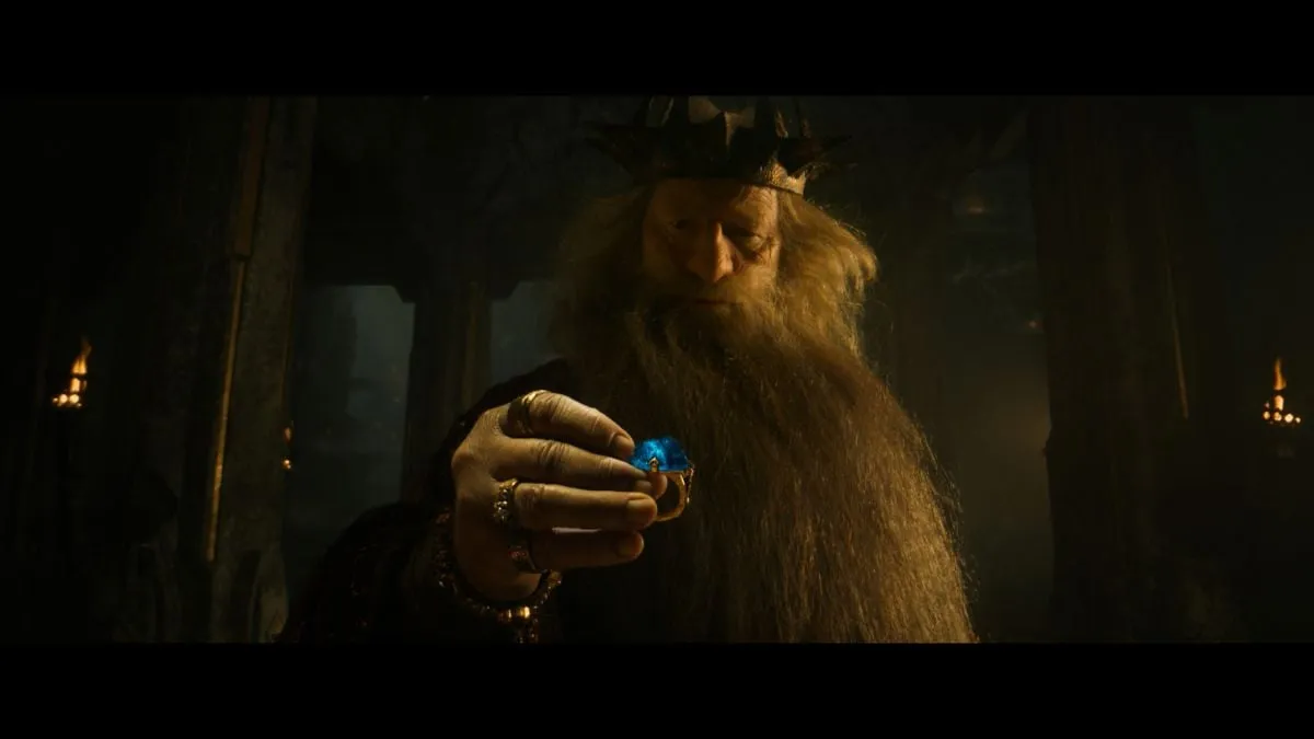 Peter Mullen como el rey Durin III sostiene un anillo en Los anillos del poder