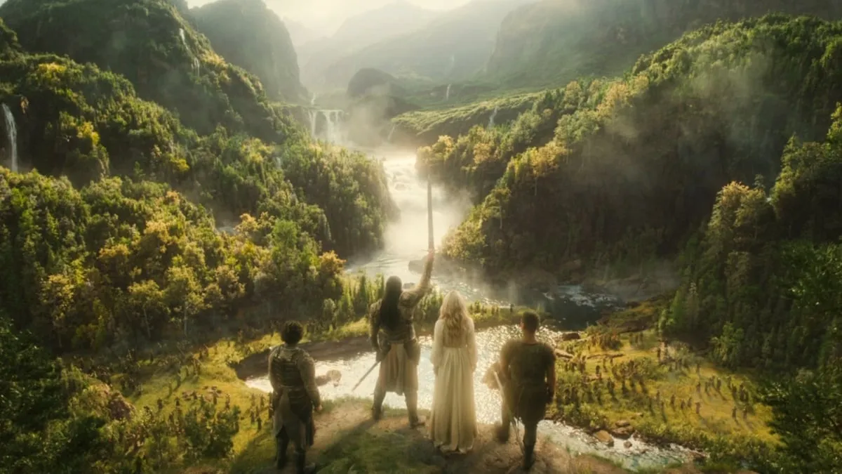 Galadriel, Gil-galad, Elrond e Arondir stanno davanti a una valle. Gran Burrone, Rings of Power S2, Ep. 8