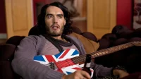 El amuleto de 250 dólares de Russell Brand: ¿es aceite de serpiente o un escudo contra la lógica, la razón y el sentido común?