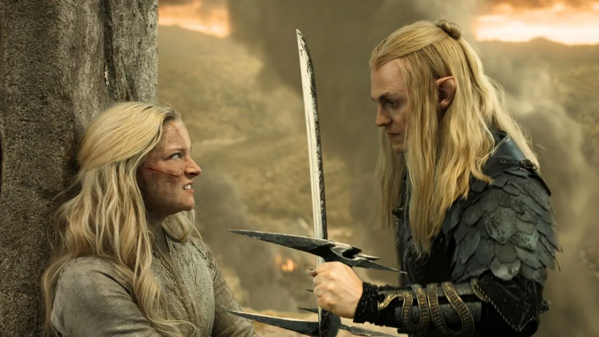 Morfydd Clark como Galadriel y Charlie Vickers como Sauron luchan con una espada y una corona de hierro respectivamente en el final de la temporada 2 de The Rings of Power.