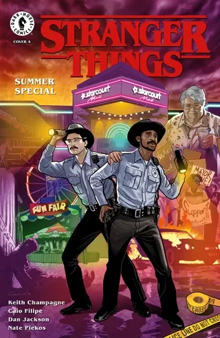 Capa do especial de verão de Stranger Things com os policiais Powell e Calahan em frente ao Starcourt Mall