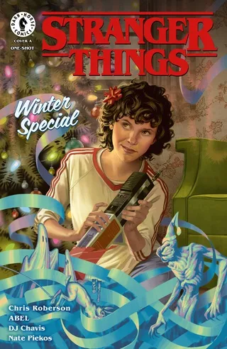 Capa do especial de inverno de Stranger Things com Eleven cercada por decorações de Natal