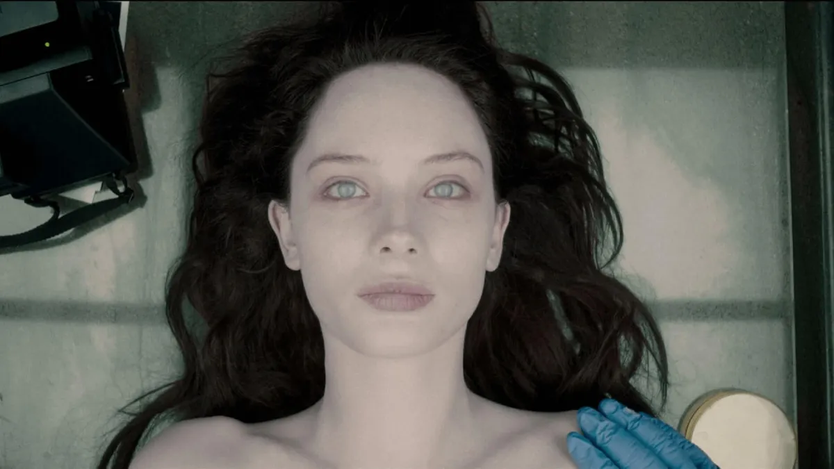 Jane Doe (Olwen Kelly) liegt in „The Autopsy of Jane Doe“ auf dem Untersuchungstisch zur Autopsie.