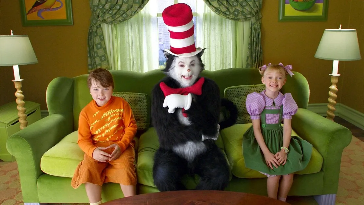 Spencer Breslin, Mike Myers e Dakota Fanning em O Gato do Chapéu