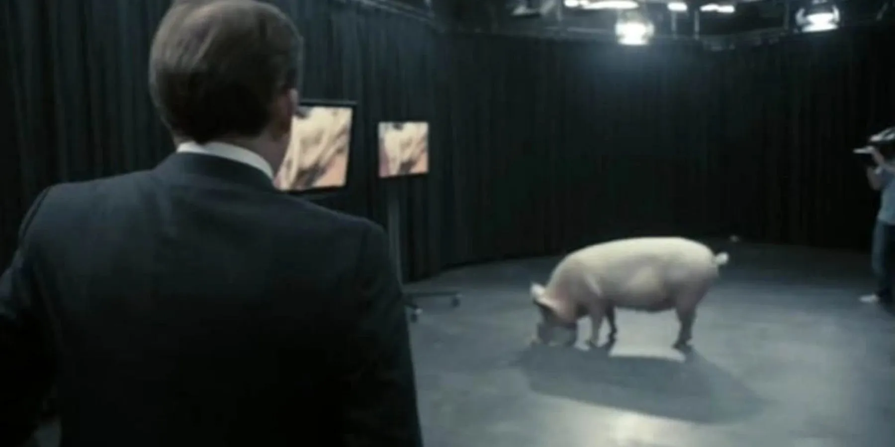 Ein Mann, der in der Black Mirror-Folge „Die Nationalhymne“ ein Schwein ansieht