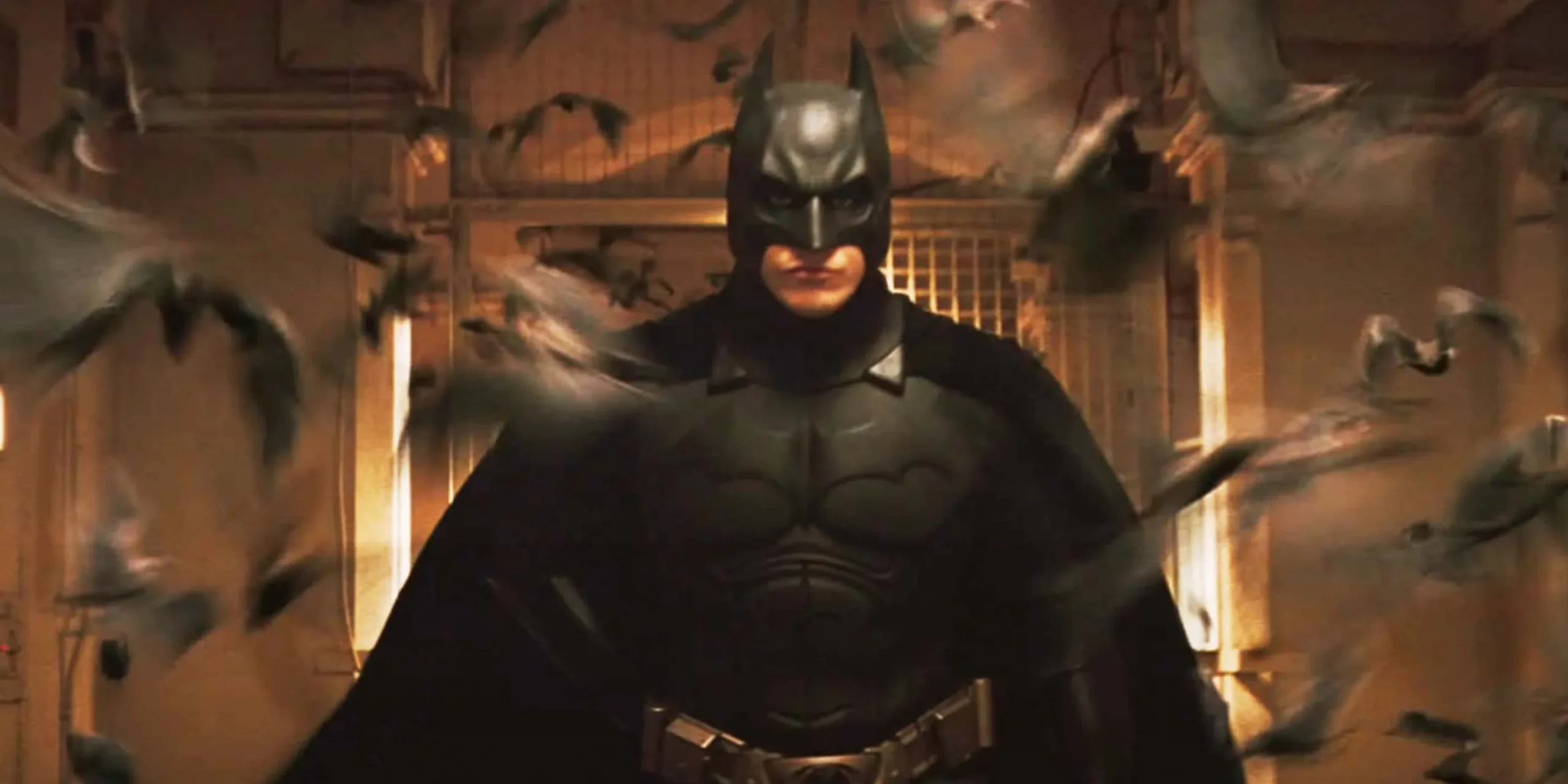 Le Batman de Christian Bale marche avec des chauves-souris