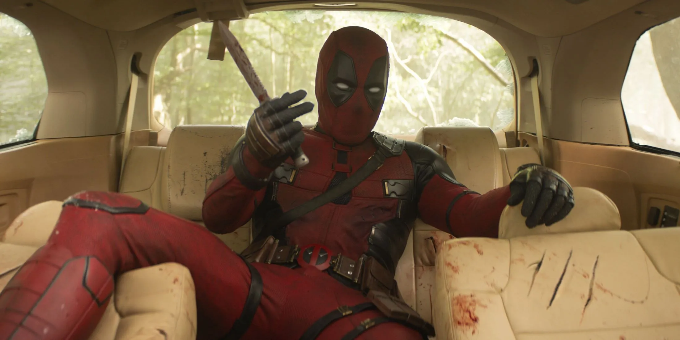 deadpool in macchina con in mano un coltello