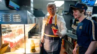 La visite de 15 minutes de Donald Trump chez McDonald’s déclenche des blagues sur l’épidémie d’E.coli