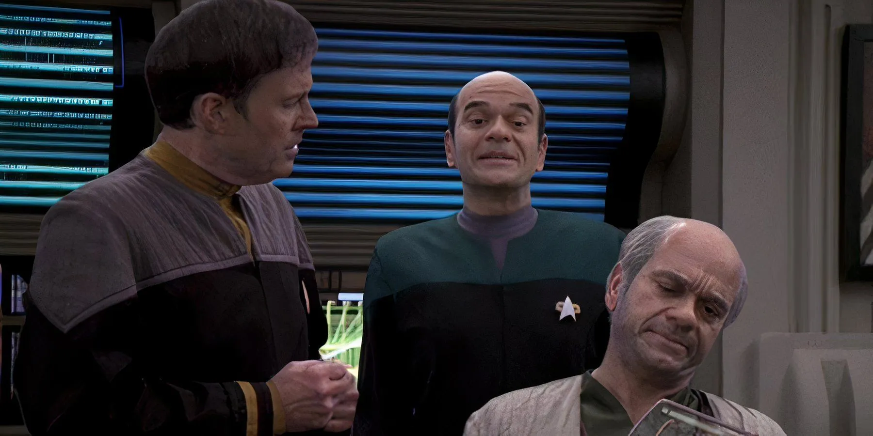 Barclay y dos médicos en la Voyager