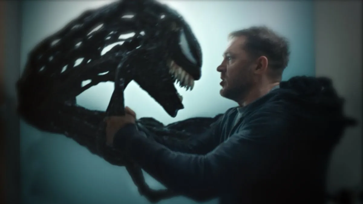 Eddie et Venom se regardent