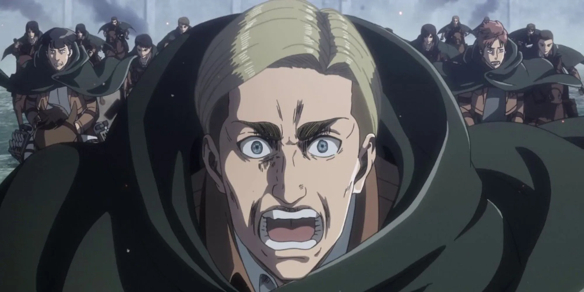 erwin carrega em ataque a titan