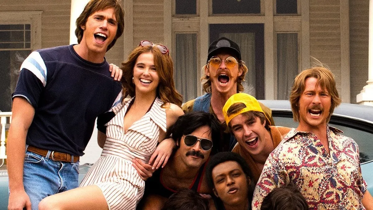 O elenco de Everybody Wants Some posando junto