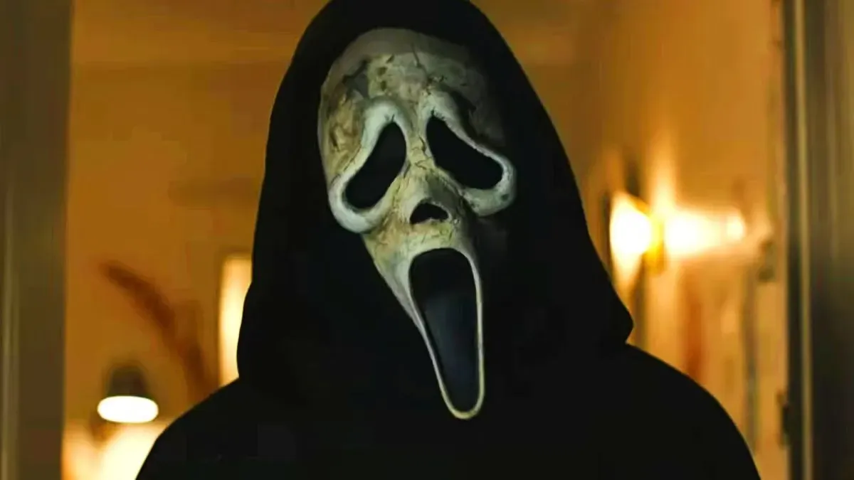 Um close do Ghostface em Pânico 6.