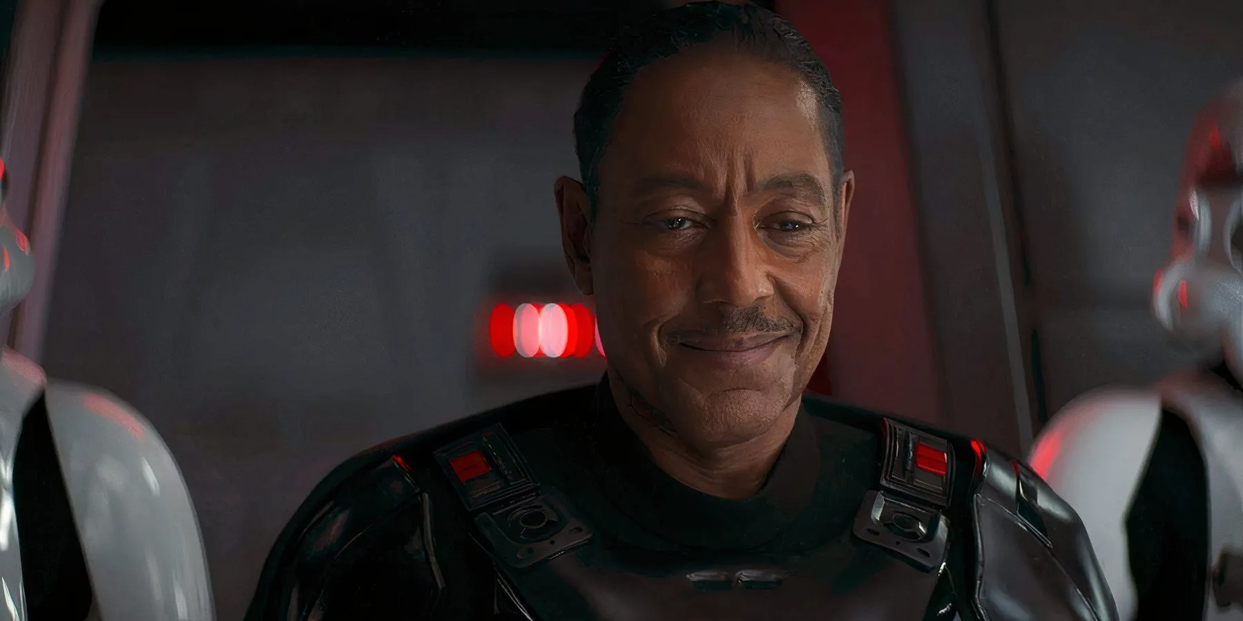 Gideon, el Moff de Giancarlo Esposito, flanqueado por soldados de asalto en The Mandalorian (2019)