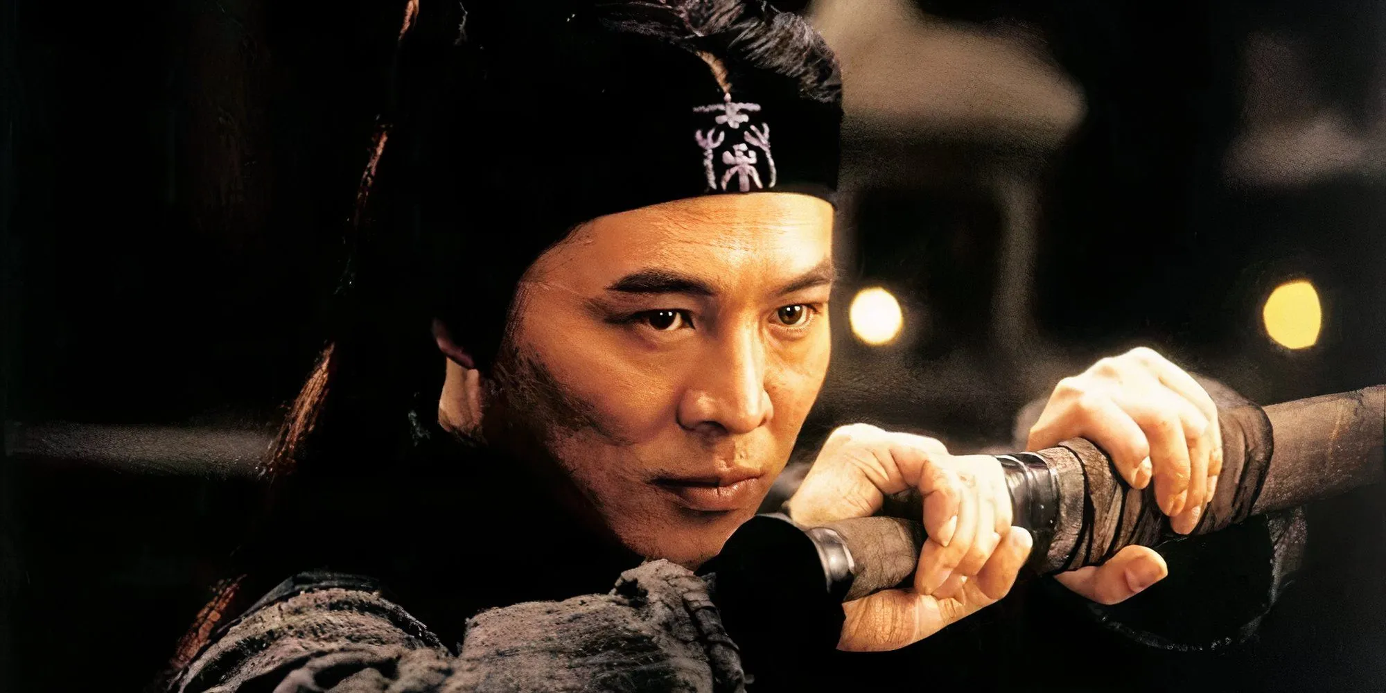 10 najlepszych filmów Jeta Li, ranking Jet Li przygotowuje się do wyciągnięcia miecza