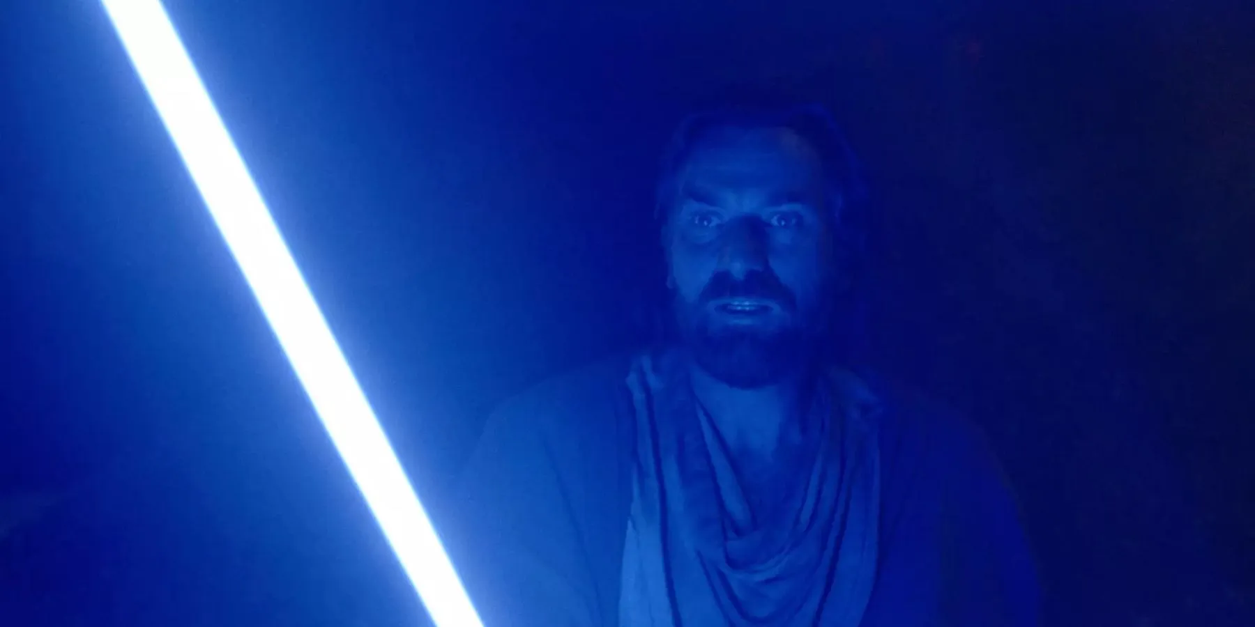 Obi-Wan brandisce la sua spada laser in Kenobi su Disney Plus