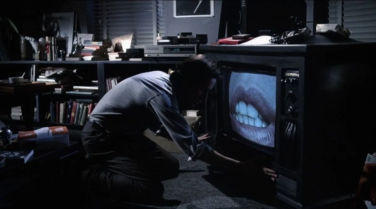 le téléphérique max regarde une bouche sur un écran de télévision dans