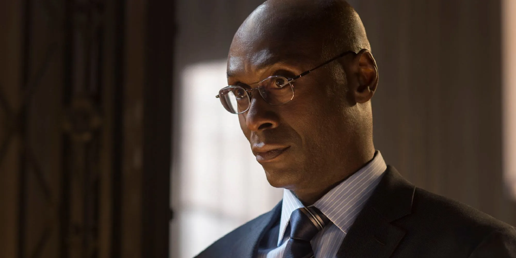 Lance Riddick als Albert Wesker in der Netflix-Serie, formell gekleidet.