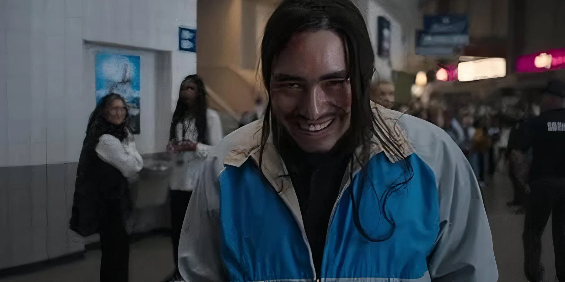 Un hombre con una sonrisa siniestra en Smile 2