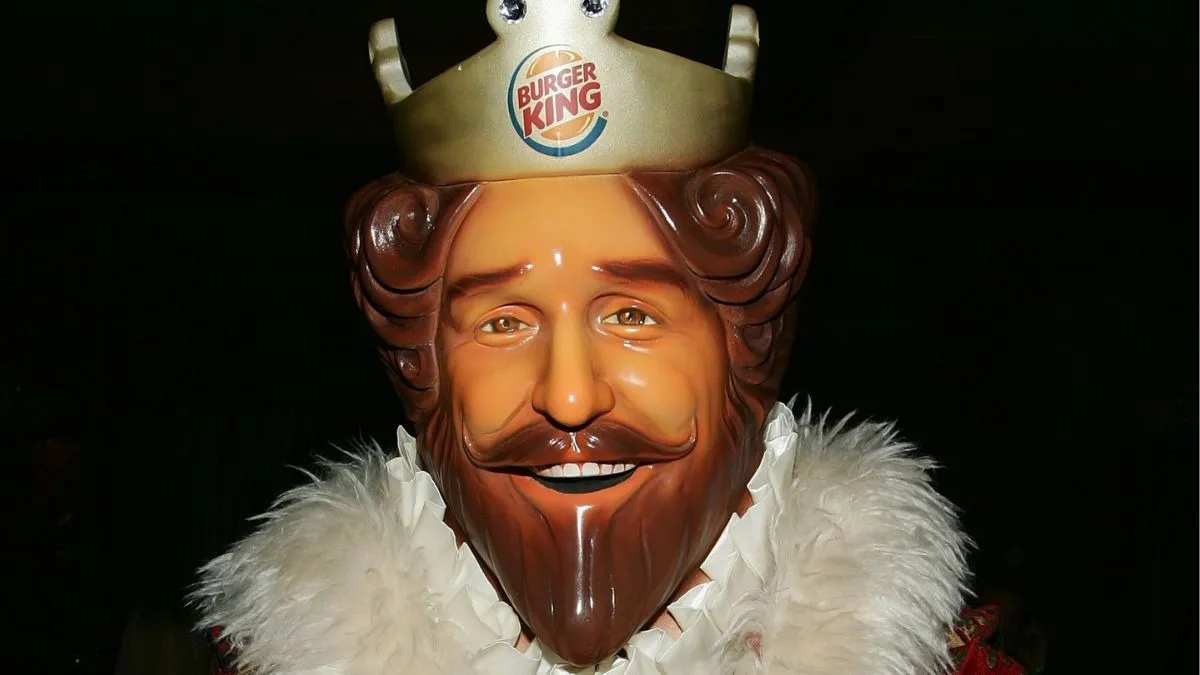 Eine Nahaufnahme des Burger King-Maskottchens.