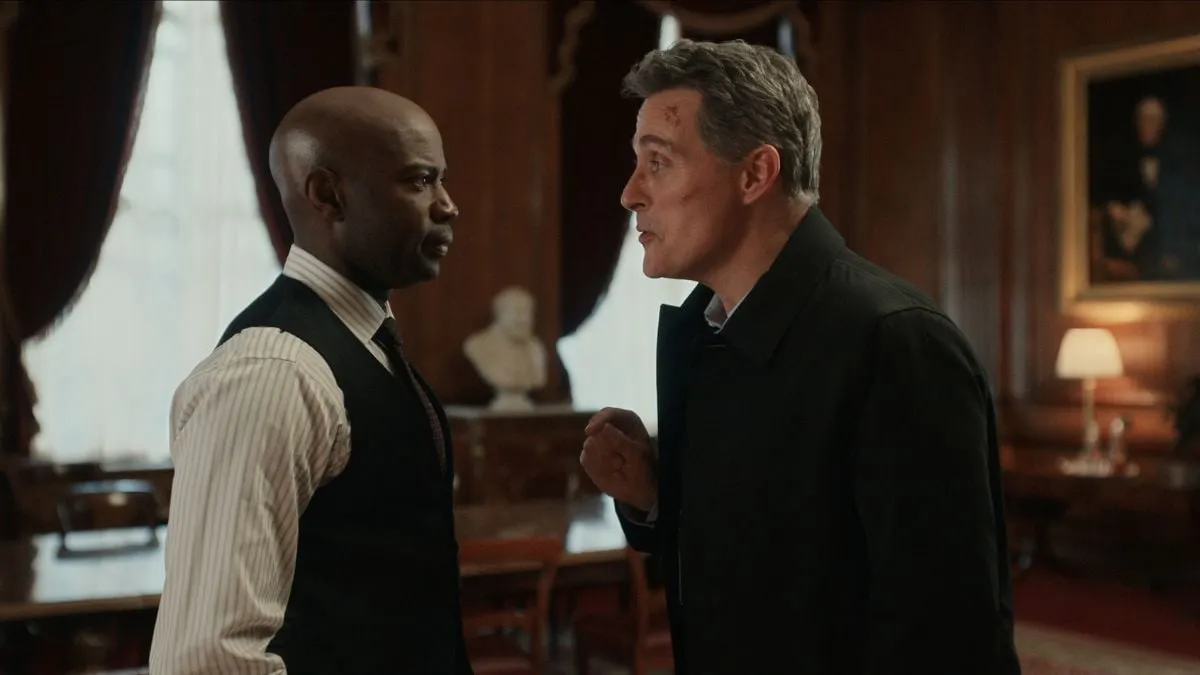 David Gyasi jako Austin Dennison i Rufus Sewell jako Hal Wyler w drugim sezonie serialu The Diplomat