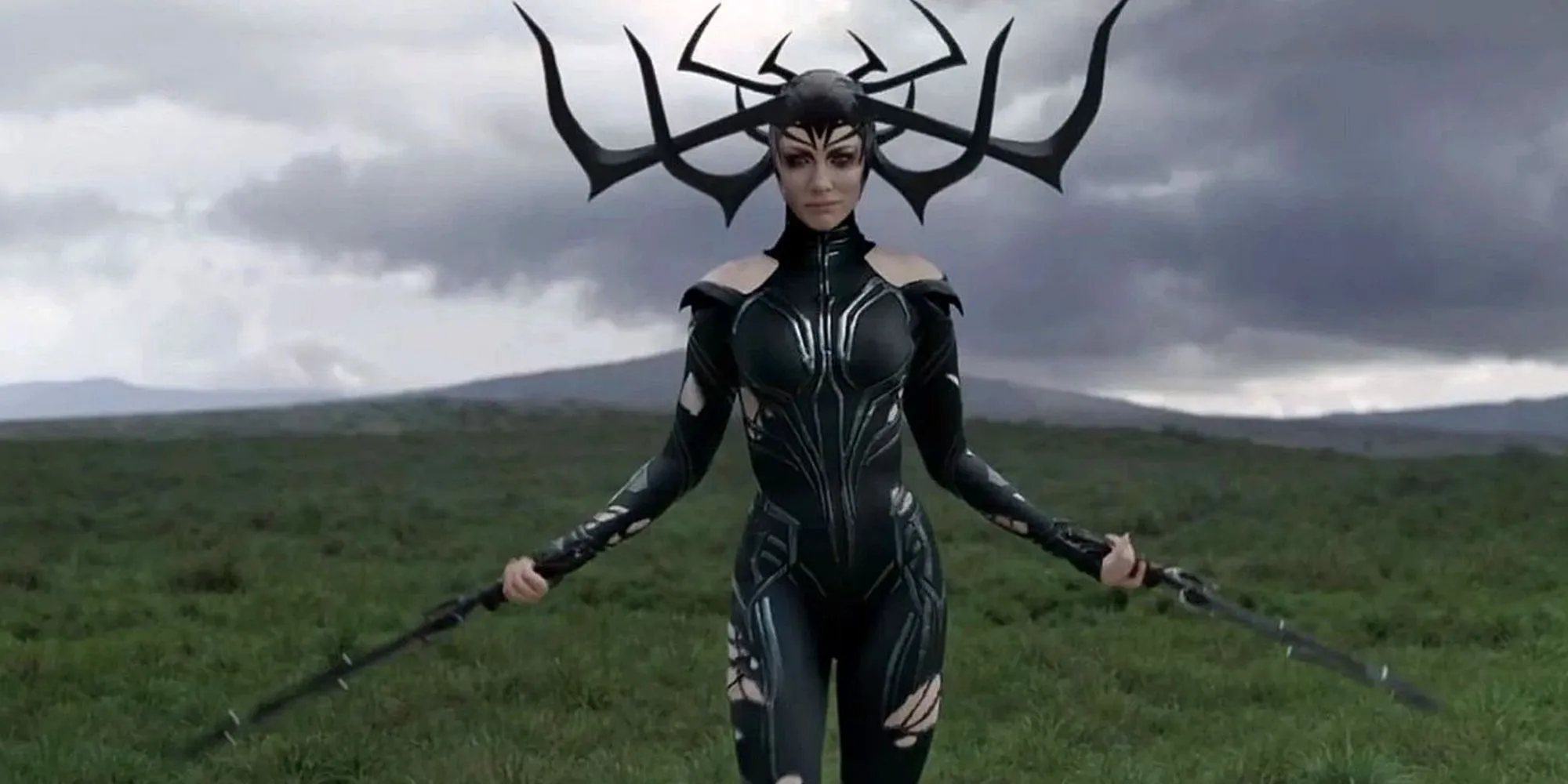 Hela brandisce due spade in un campo in Thor: Ragnarok