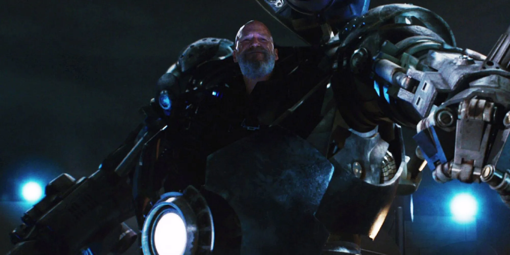 Obadiah Stane controlla la tuta Iron Monger in Iron Man