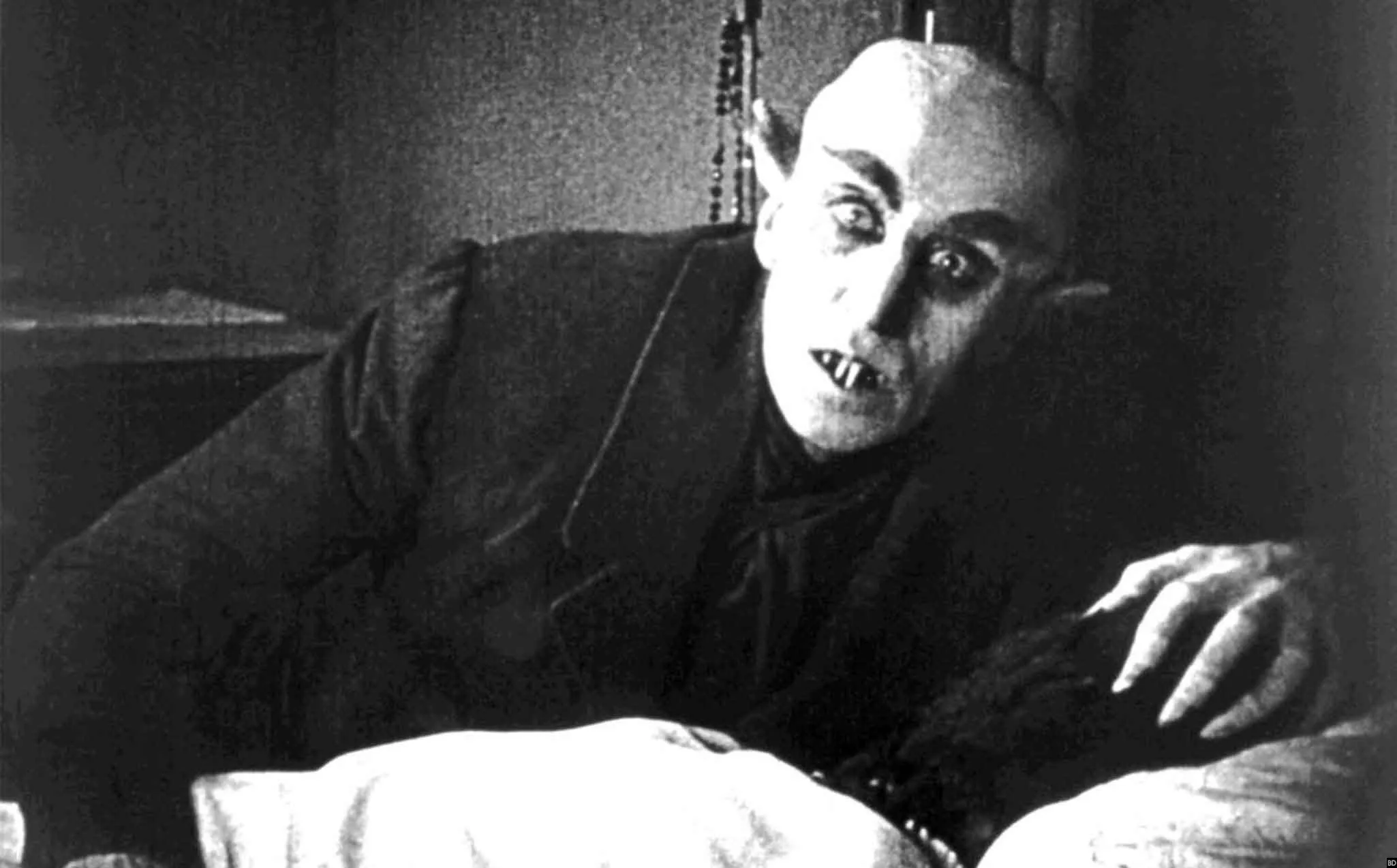 Un vampiro si alza dal letto in "Nosferatu"