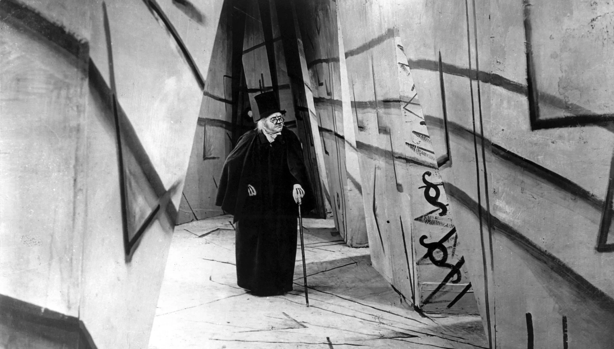 Il dottor Caligari vaga per un corridoio inquietante