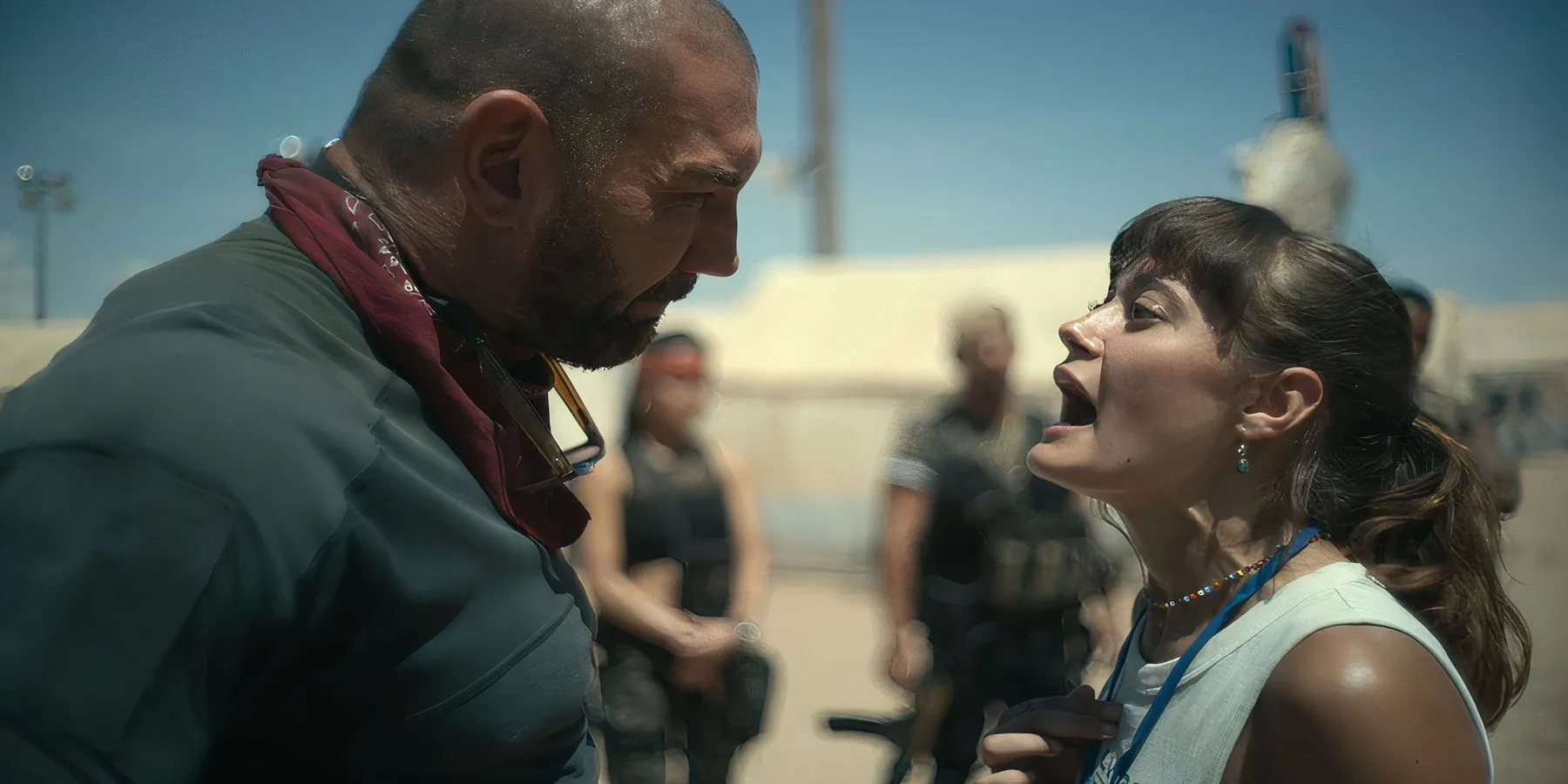 Dave Bautista i Ella Purnell kłócą się jako ojciec i córka w filmie Zacka Snydera „Armia umarłych”