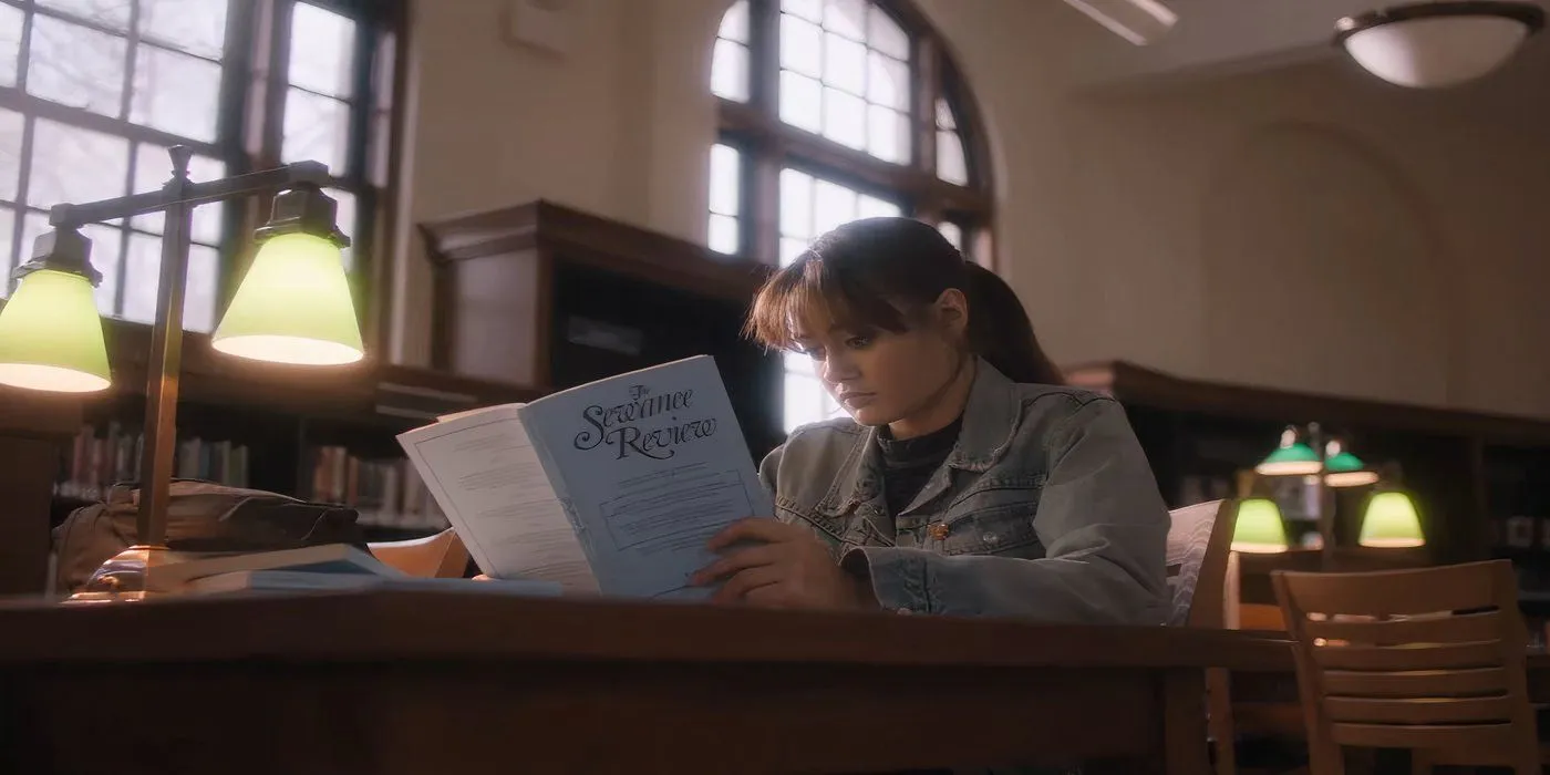 Ella Purnell czyta książkę w bibliotece w Sweetbitter