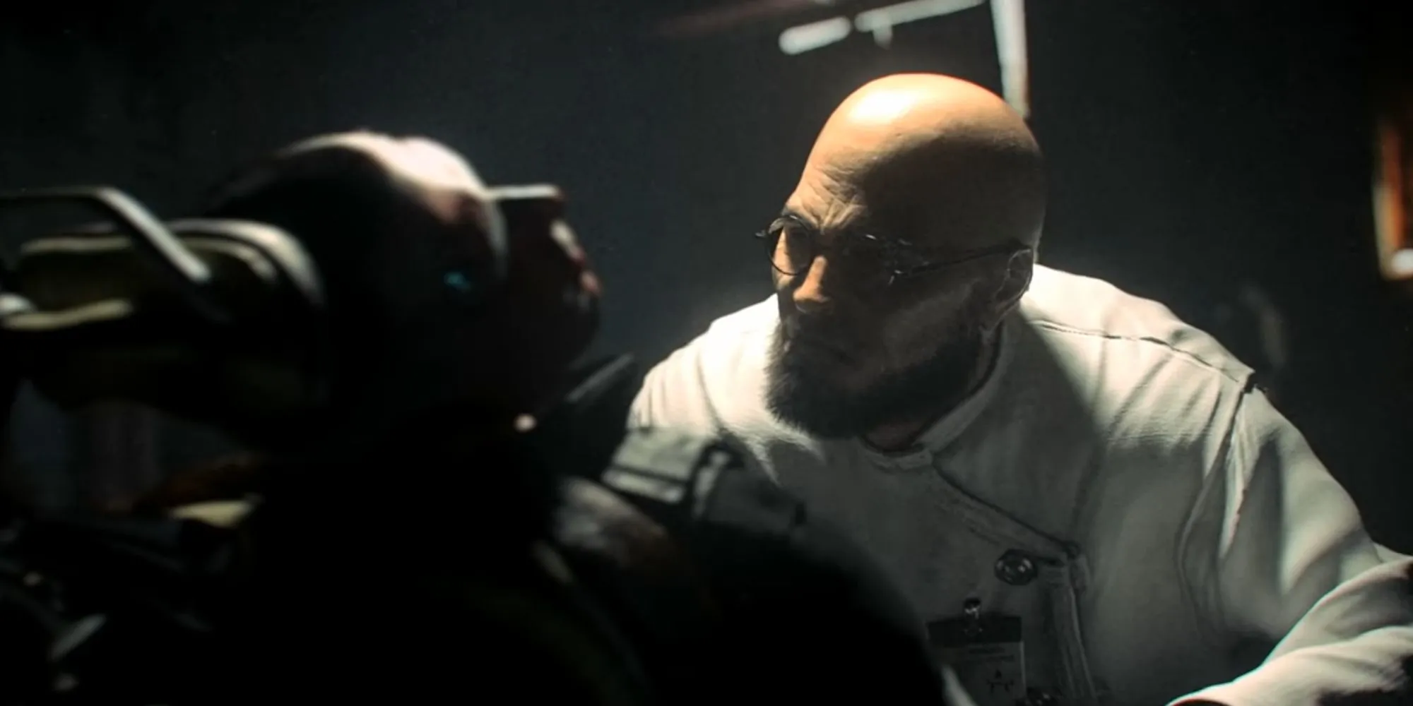 Hugo Strange górujący nad martwym strażnikiem TYGERA w Batman: Arkham City