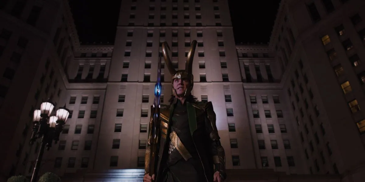 Loki indossa il suo costume con casco dorato in Avengers 1