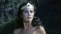 Lynda Carter, l’icône latina, inspire les Américains le jour des élections comme Wonder Woman