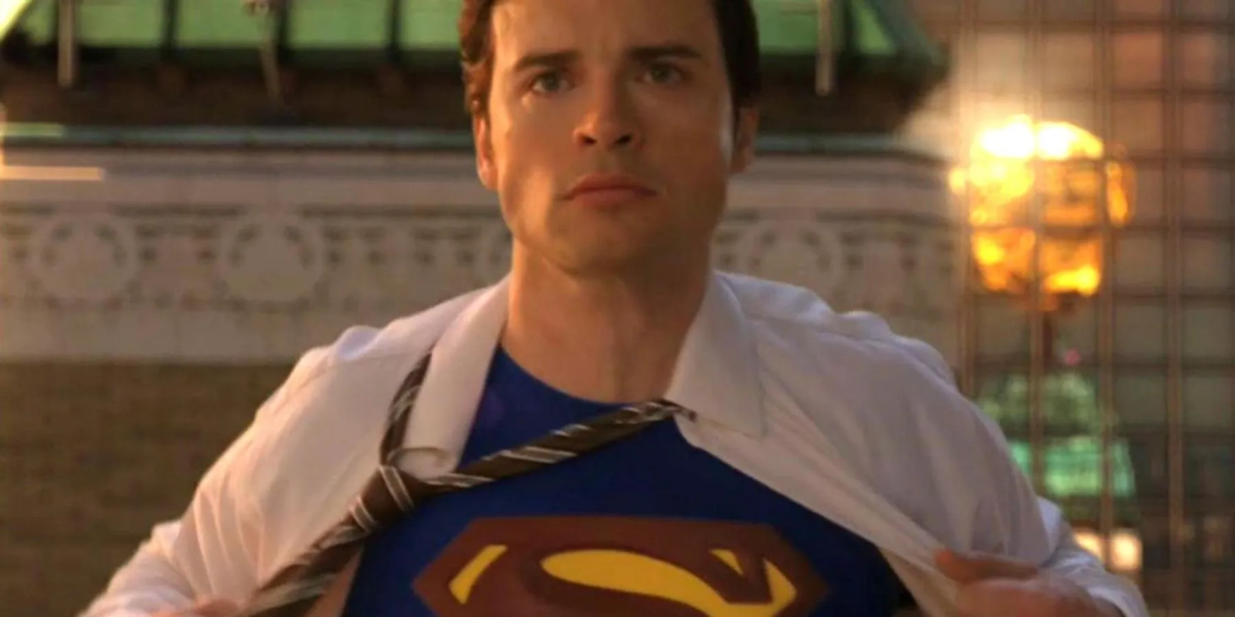 Clark Kent con traje de Superman de Smallville