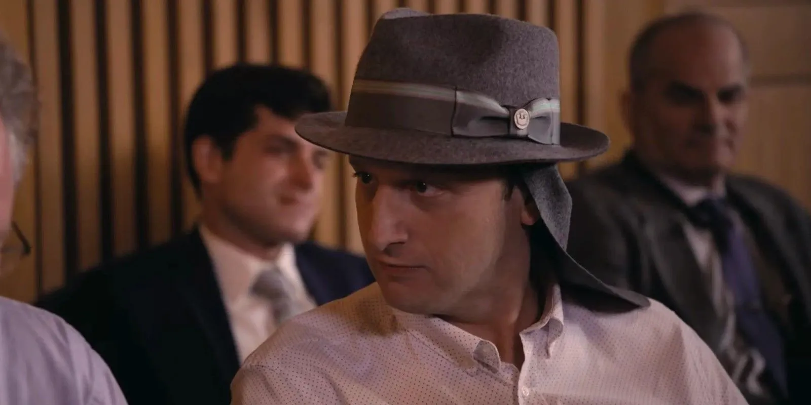 Tim Robinson in tribunale con un cappello di feltro in I Think You Should Leave