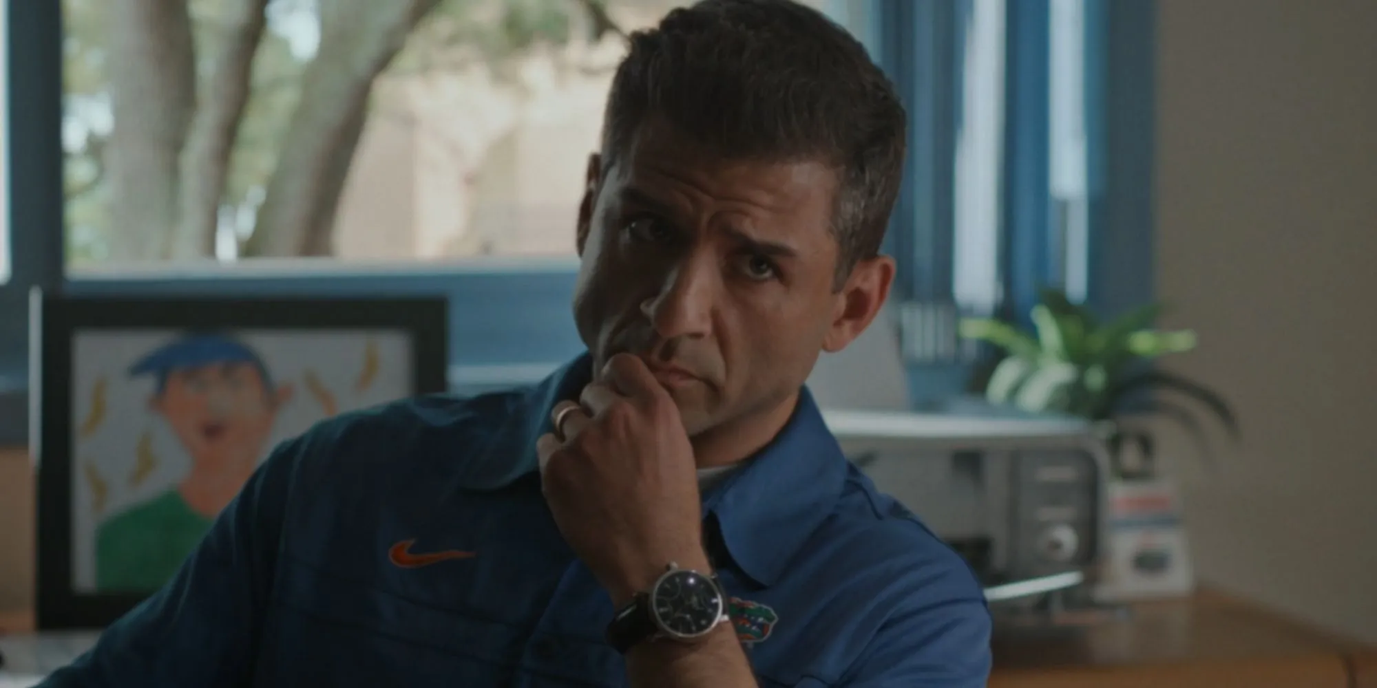 Tony Yazbeck como Urban Meyer parecendo pensativo em American Sports Story