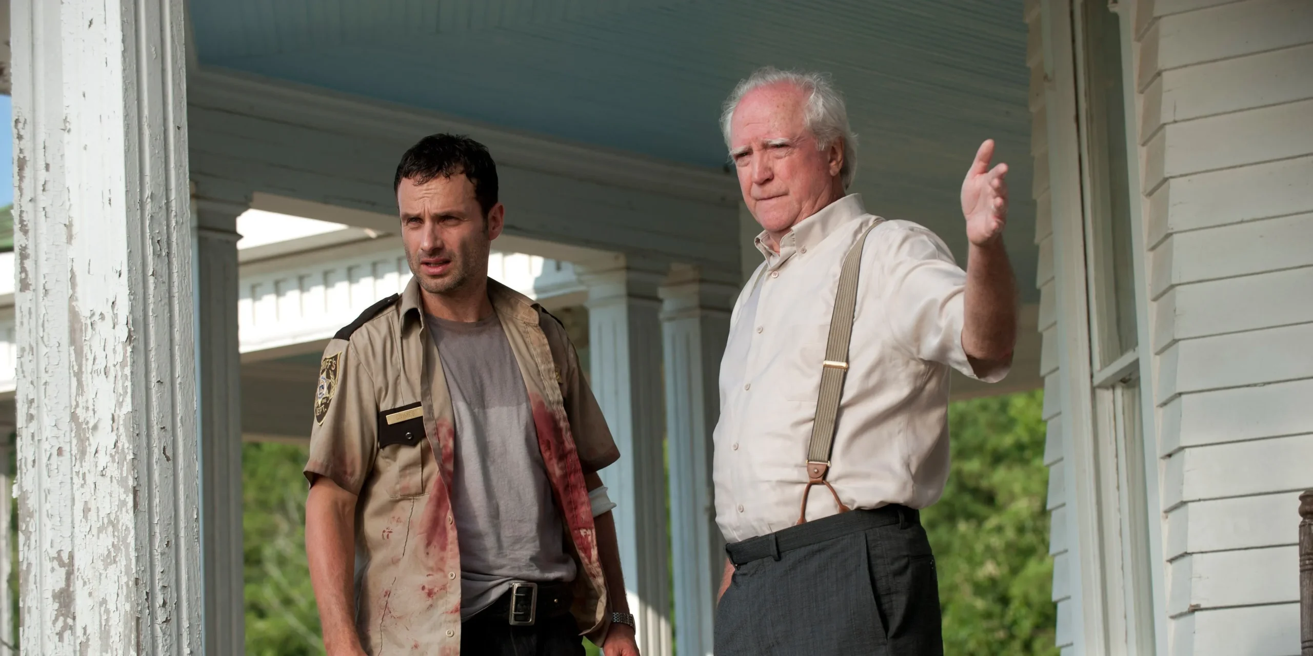 Hershel y Rick en el porche de la granja en Walking Dead.