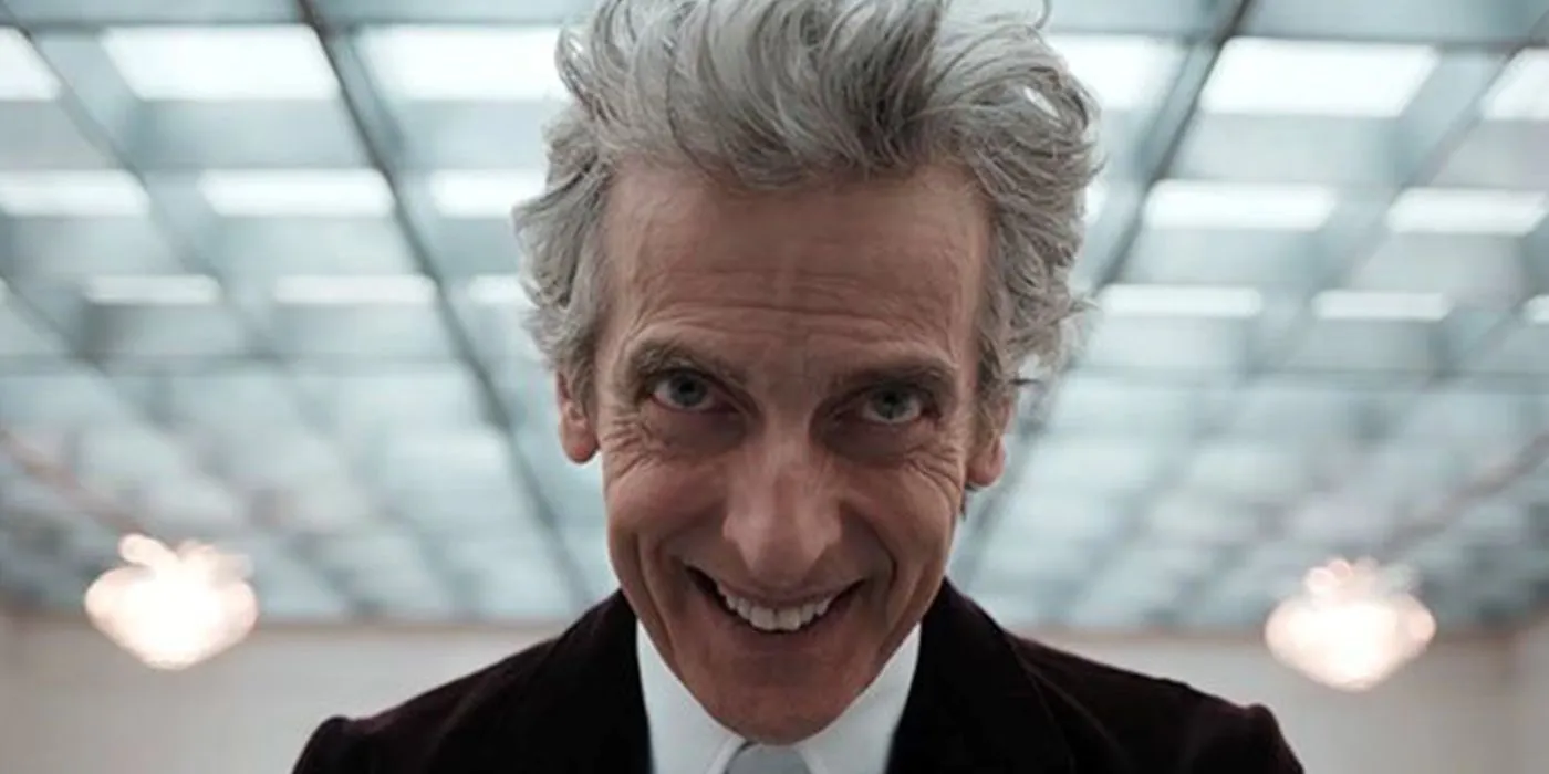 Le 12e Docteur, joué par Peter Capaldi, souriant dans l'épisode « The Lie Of The Land » de Doctor Who