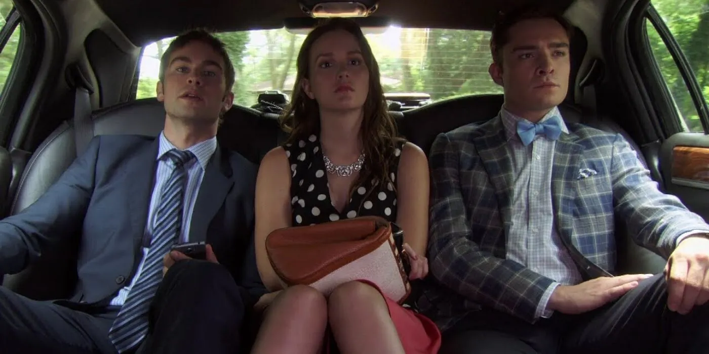 Nate, Blair e Chuck nel retro di un'auto in Gossip Girl