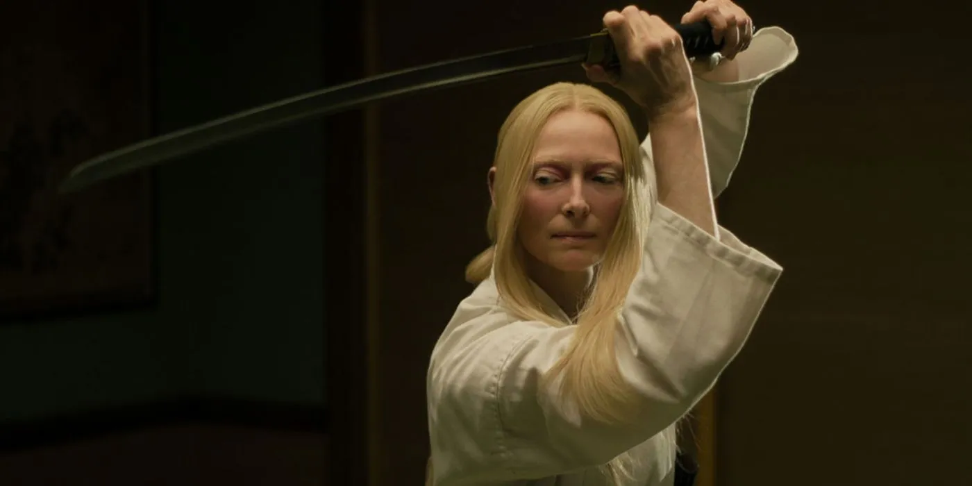 Tilda Swinton tenant un katana dans The Dead Don't Die