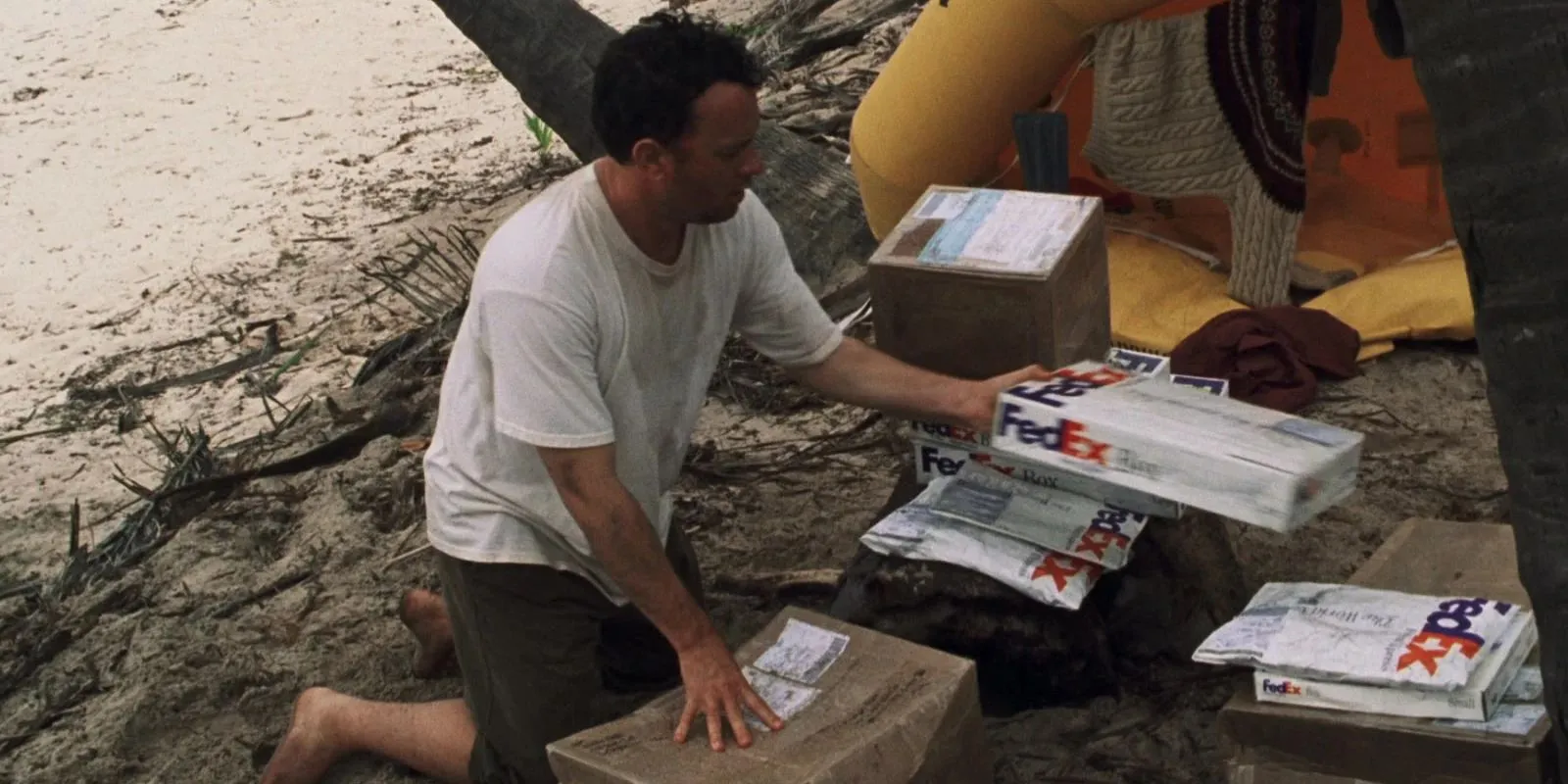 Tom Hanks sortiert in Cast Away FedEx-Pakete.