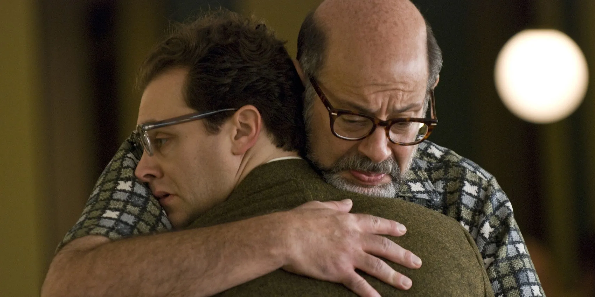 Sy (Fred Melamed) przytula Larry'ego (Michael Stuhlbarg) w filmie A Serious Man