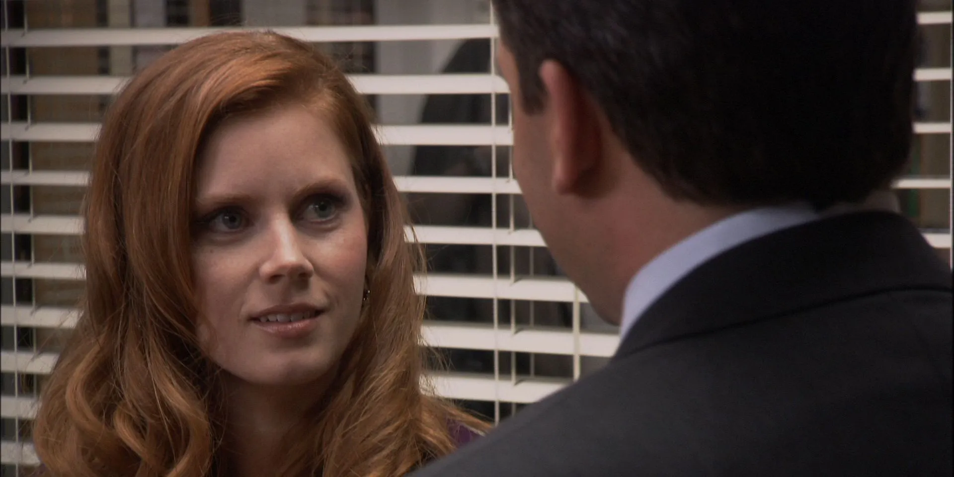 Amy Adams como Katy mirando a Michael Scott en The Office