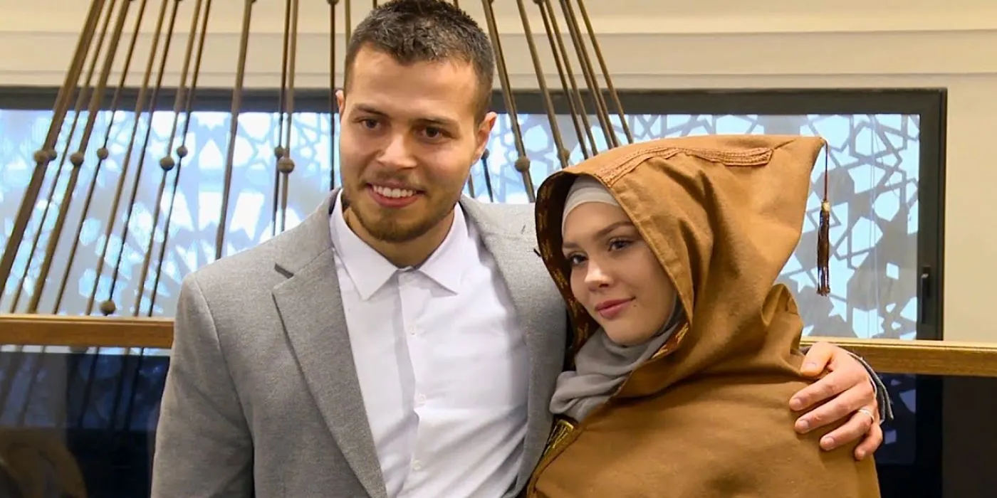 Avery Mills e Omar Albacore do 90 Day Fiancé vestidos posando juntos do lado de fora