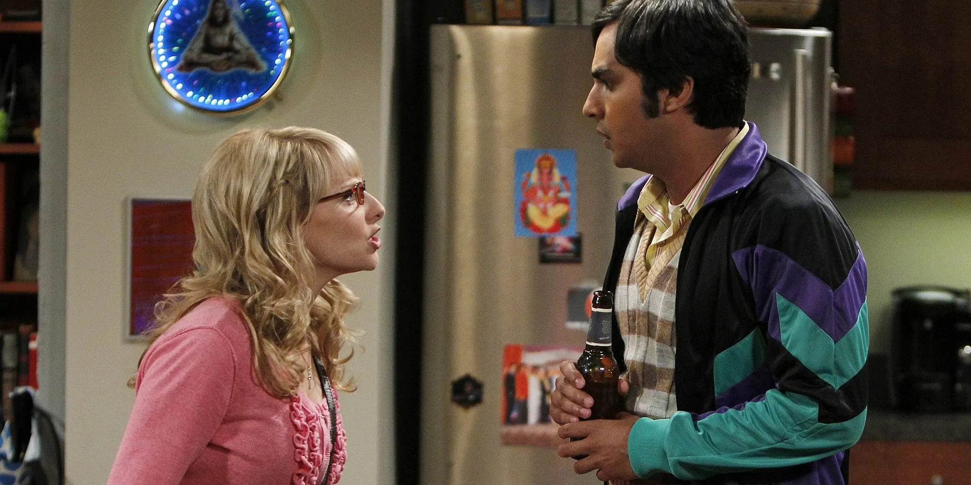 Bernadette schreit Raj in The Big Bang Theory an