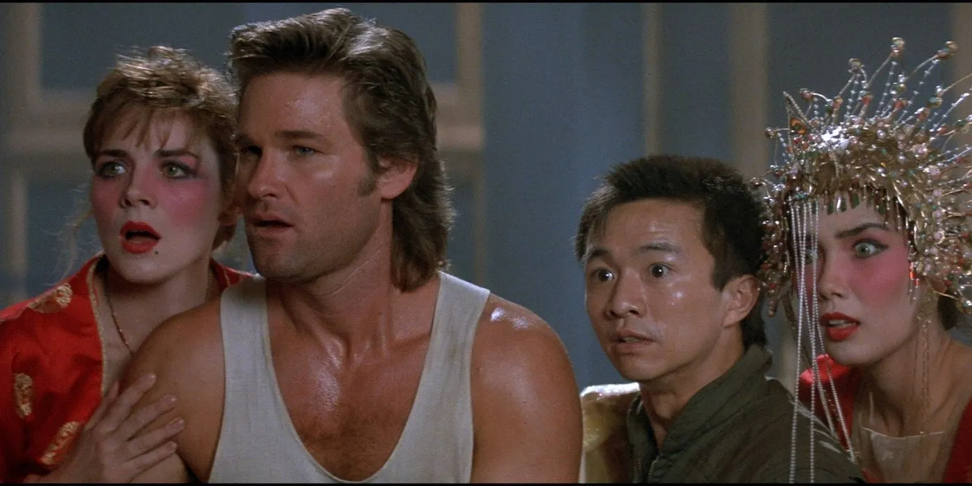 Kim Cattrall como Gracie Law, Kurt Russell como Jack Burton, Dennis Dun como Wang Chi e Suzee Pai como Miao Yin, todos olhando para o lado com expressões atordoadas em Big Trouble in Little China